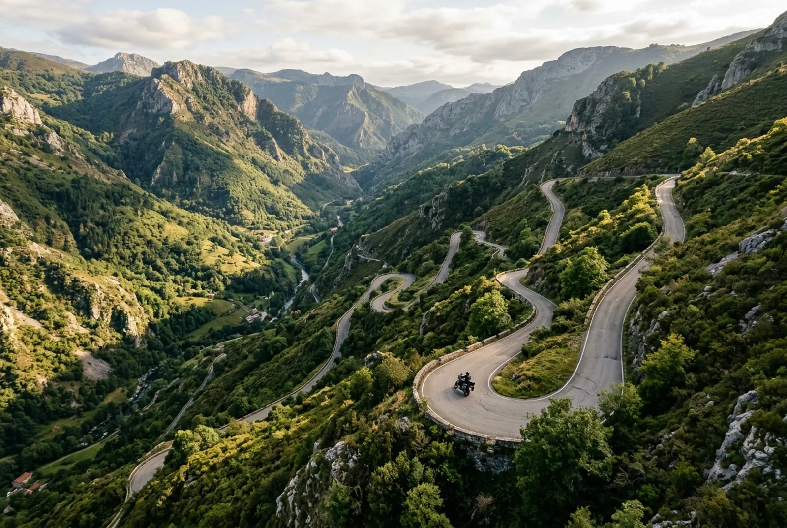 Carretera de montaña con muchas curvas vista desde el aire